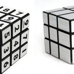 Merkloos 2 Breinbrekers Kubussen. Magische Puzzel Breinbreker Zilver 5,7 X 5,7 X 5,7 Cm En Puzzel Breinbreker Cijfers 5,7 X 5,7 X 5,7 Cm Met Cijfers 1 T/m 9. 2 Stuks