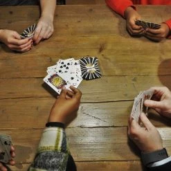 GSB Genderneutrale Speelkaarten - Sunrays - Dubbelpak In Plastic Doos -Spellenvoor Verkoopwinkel 550x426 2